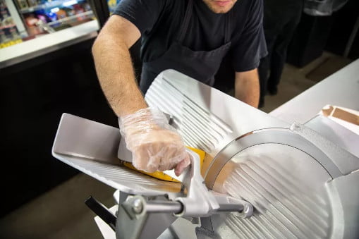 Grawitacyjna czy automatyczna – jaką krajalnicę do wędlin wybrać?