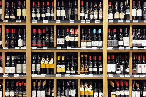 Regały alkoholowe jako element umeblowania sklepów monopolowych